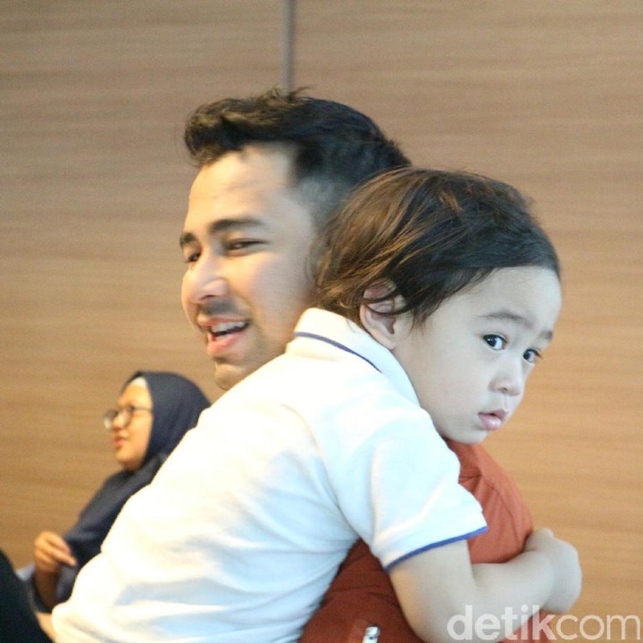 <p>Rafathar maunya di gendong sama papanya. Eh sambil ngeliatin apa tuh Rafathar?</p>
