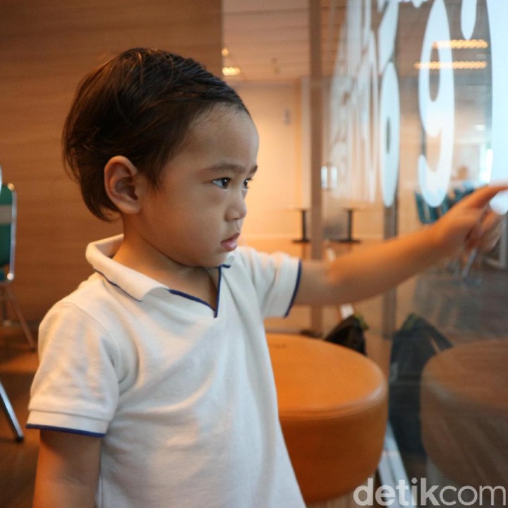 <p>Lucu banget Rafathar, kamu nunjuk apaan sih?</p>