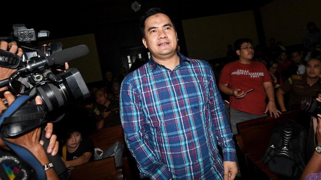 Anggota kepolisian sempat melakukan pengejaran terhadap mobil Saipul Jamil lantaran mencoba melarikan diri hingga berkali-kali.