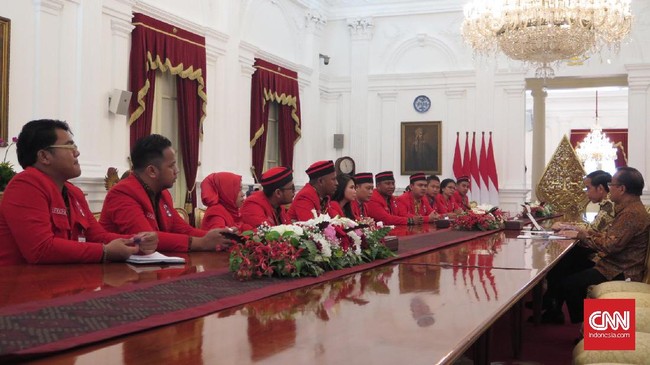 Presiden Joko Widodo meminta gerakan mahasiswa mengambil peran untuk membentengi bangsa dari radikalisme.
