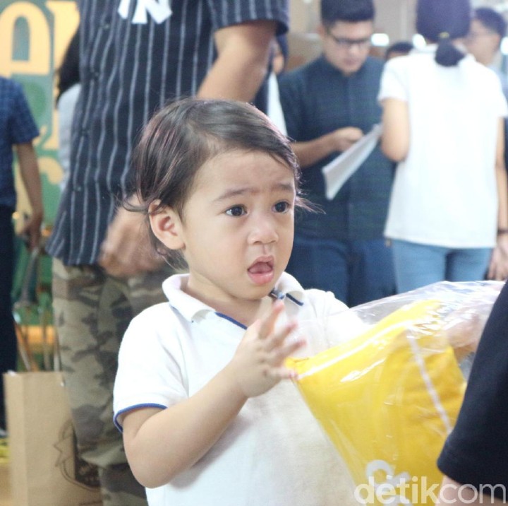 <p>Inilah ekspreai Rafathar ketika meminta bantal imut.</p>