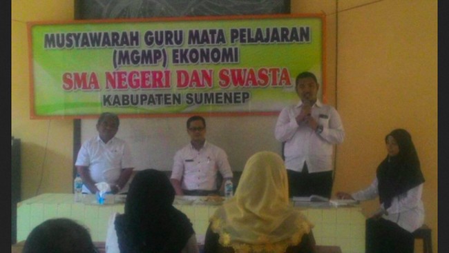Guru-guru mata pelajaran ekonomi tingkat SMA di Sumenep berkumpul untuk menemukan terobosan dalam pengajarannya.