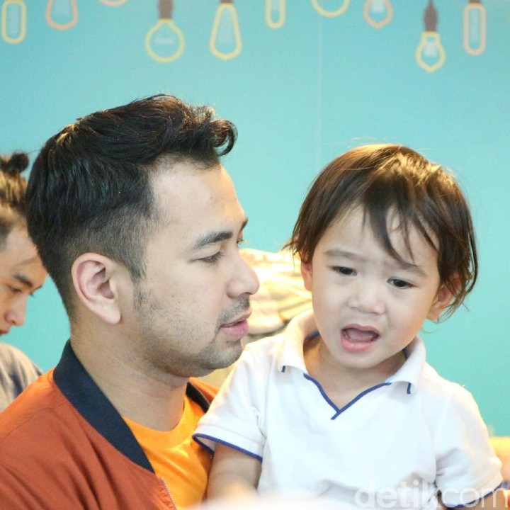 <p>Sepertinya Rafathar mau sesuatu tuh. Kira-kira mau minta apa ya Rafathar dengan ekspresi begitu?</p>