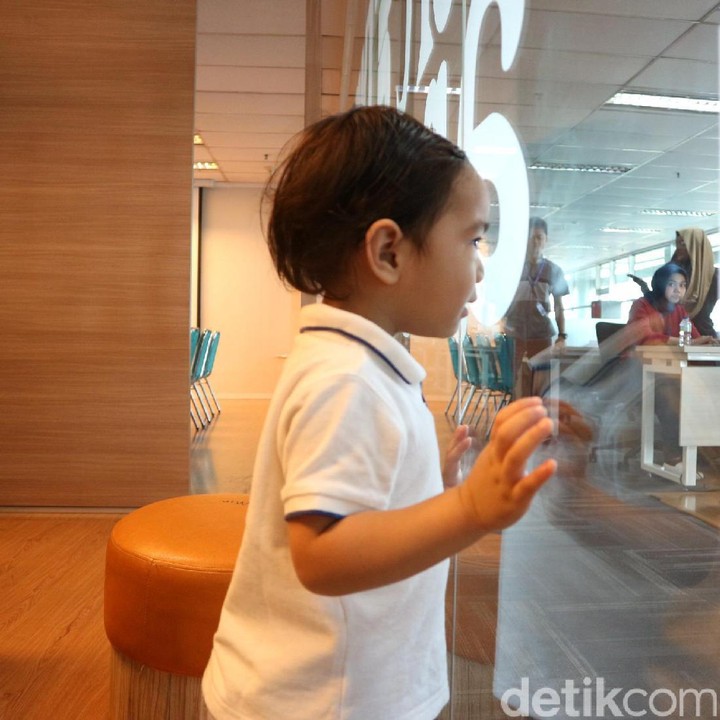 <p>Ada keributan apa sih di luar? Rafathar kepo nih, Bun.</p>