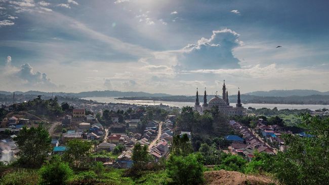Akhir pekan kemarin, hampir seluruh jalanan di Kalimantan Timur basah karena seluruh orang saling menyiramkan air sebagai tanda ritual Belimbur.