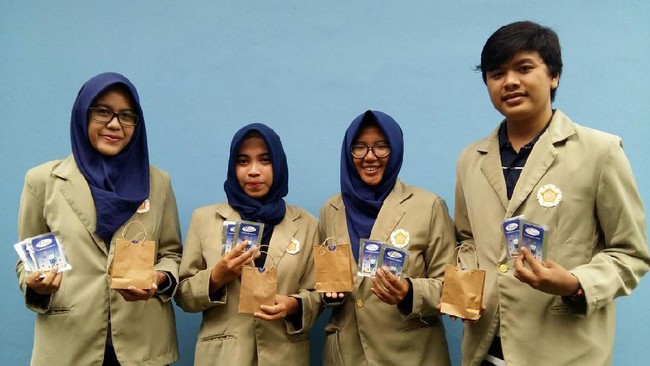 Sekelompok mahasiswa dari Universitas Gadjah Mada Yogyakarta berhasil menciptakan desinfektan sikat gigi yang bikin sikat gigi bebas dari kotoran dan bakteri.