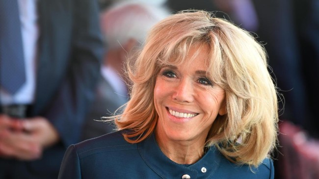 Ibu Negara Prancis, Brigitte Macron, menempuh jalur hukum menanggapi penyebaran rumor palsu bahwa dirinya ialah seorang transgender.