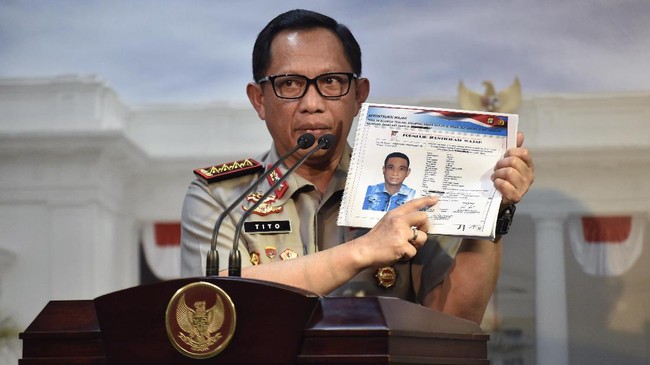 Kapolri menghindari wartawan dalam dua kesempatan pada Selasa lalu di Mabes Polri. Tito seakan menghindari pertanyaan wartawan terkait kasus Novel Baswedan.