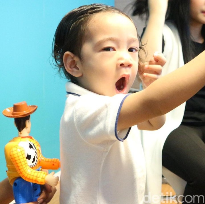 <p>Hoam, Rafathar masih ngantuk ya? </p>