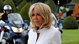 Inspirasi Gaya Busana Ibu Negara Perancis, Brigitte Macron