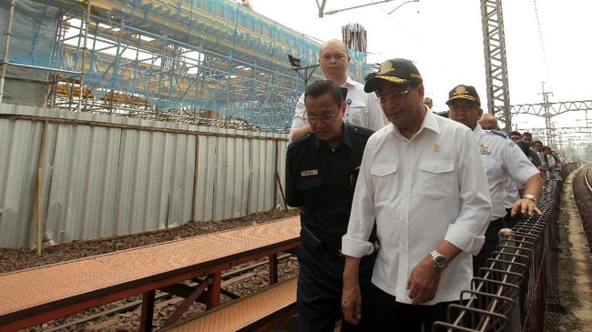 Dua stasiun yang dikeluarkan dari rancangan anggaran proyek, yakni Cikoko dan Halim. Investasi dua stasiun ini diperkirakan Rp400 miliar.