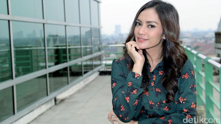Aktris Masayu Anastasia izinkan anak main gadget saat weekend saja. Apa alasannya?