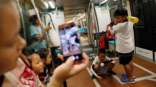 Saat MRT Taiwan Disulap Jadi 'Lapangan' Olahraga