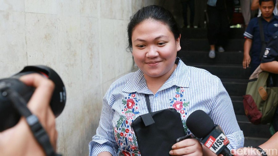 Olivia Nathania, anak dari Nia Daniaty saat kelar dari Polda Metro Jaya.