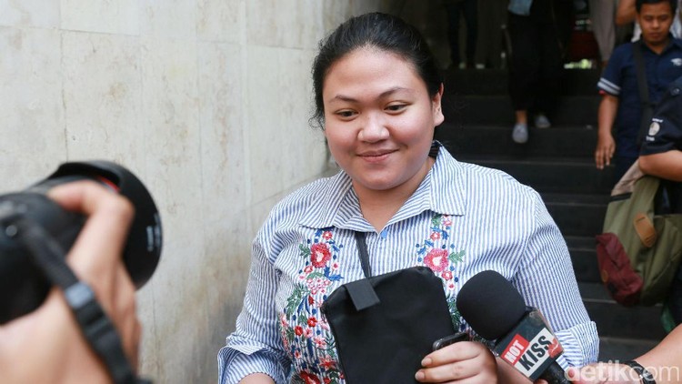 Olivia Nathania Olivia Nathania, anak dari Nia Daniaty saat kelar dari Polda Metro Jaya.