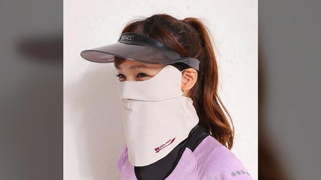 Belle Maison merancang masker untuk melindungi wajah dari sinar UV yang sekilas mirip dengan topeng Darth Vader 'Star Wars'. Masker ini populer di Jepang.