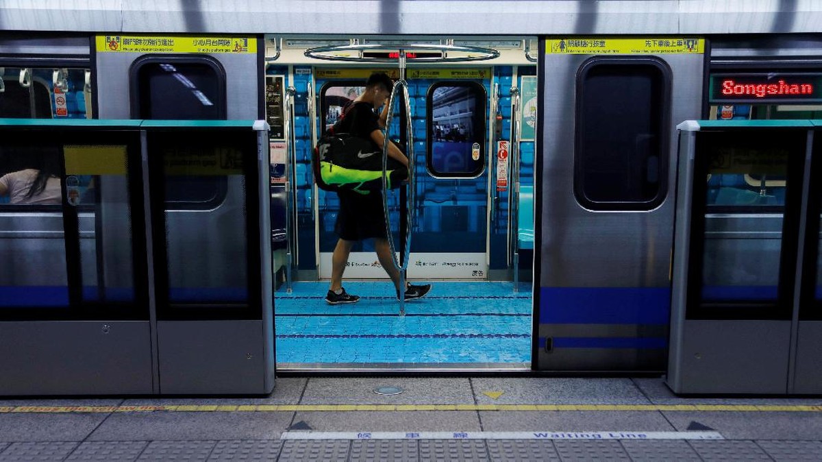 Saat MRT Taiwan Disulap Jadi 'Lapangan' Olahraga
