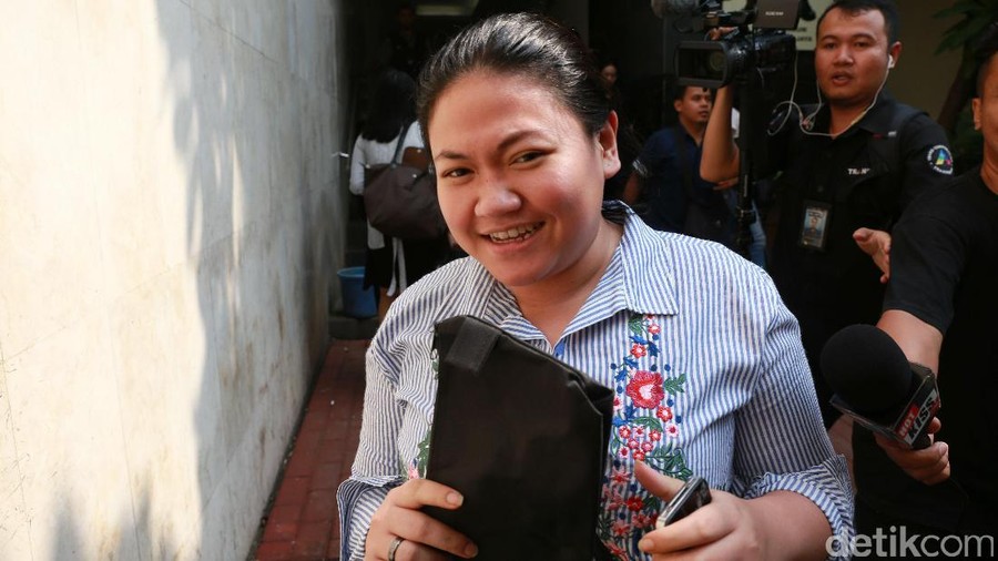 Olivia Nathania, anak dari Nia Daniaty saat kelar dari Polda Metro Jaya.