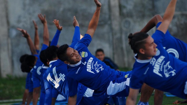 Bek kanan Persib Bandung, Henhen Herdiana, tidak menggunakan waktu libur selama dua pekan usai Liga 1 2017 dengan bersantai.