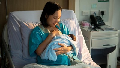 Meski jadi tren, Eni Gustina, Direktur Kesehatan Keluarga Kemenkes RI menegaskan, alternative birthing seperti water dan lotus birth belum direkomendasikan.