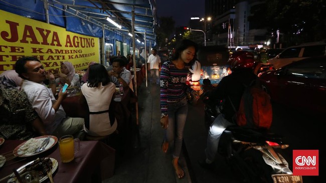 PKL juga merasa punya hak di trotoar untuk berjualan. Mereka mendesak pemerintah mengeluarkan aturan jam berapa saja PKL boleh membuka lapak di atas trotoar.