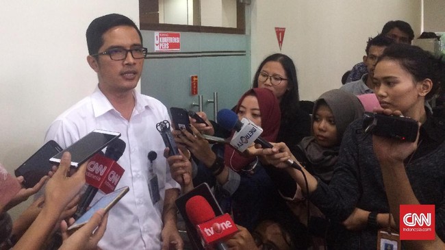 KPK memeriksa Direktur Penyidikan KPK Brigjen Aris Budiman untuk mengklarifikasi dugaan pertemuan dengan anggota DPR.