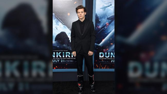 Harry Styles mengenakan celana tak hitam polos tapi bermotif di bagian bawah. Rihanna melepas imej jas pas badan dengan mengenakan yang kebesaran atau longgar.