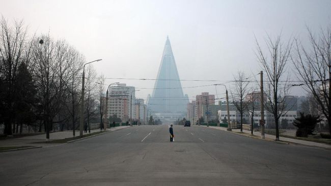 Sejak dibangun pada 30 tahun yang lalu, Hotel Ryugyong belum pernah menerima tamu. Tapi beberapa hari yang lalu, ada yang melihat kilatan cahaya dari sana.