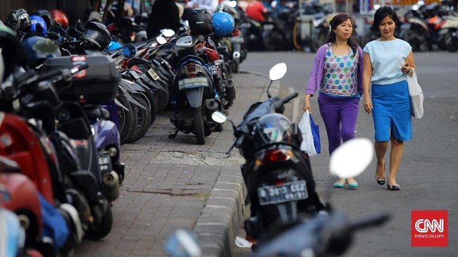 Fenomena parkir kendaraan roda dua antara pria dan wanita dipisah lazim ditemui di Kota Depok, Jawa Barat.