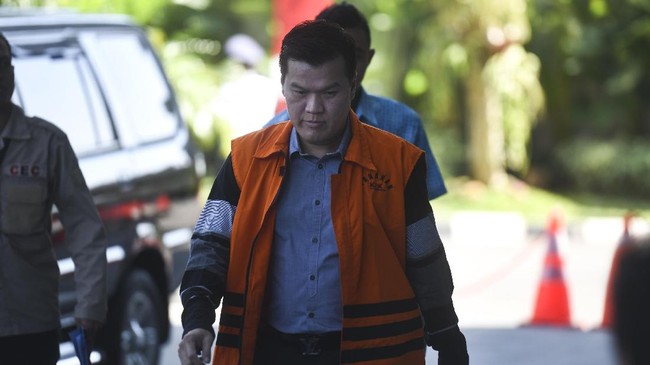 Berkas Andi Narogong mencapai 5.000 halaman. Dalam berkas itu tercantum 6.000 barang bukti dan keterangan 150 orang saksi kasus e-KTP.