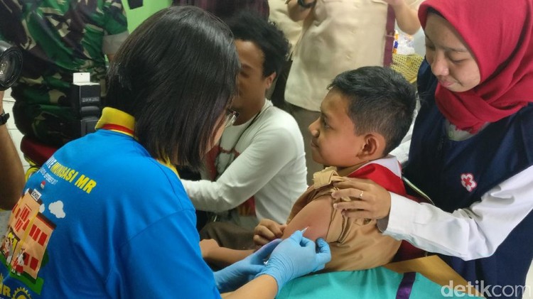 Tiba waktunya vaksinasi. Duh, gawat deh kalau nanti pas disuntik anak bakal nangis bahkan sampai ketakutan.