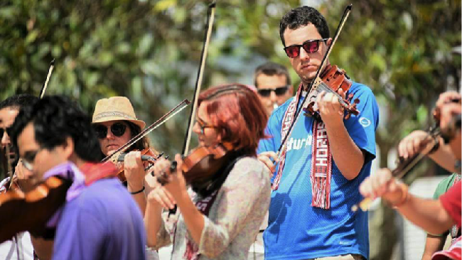 Keindahan Danau Toba makin terpancar berkat alunan musik dari Vinculos, grup orkestra asal Spanyol.