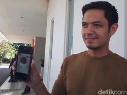 Dude Harlino Imbau Ikuti MUI untuk Beribadah Sementara di Rumah