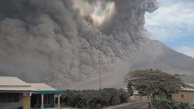 Gunung Sinabung Semburkan Awan Panas Sejauh 4,5 Kilometer