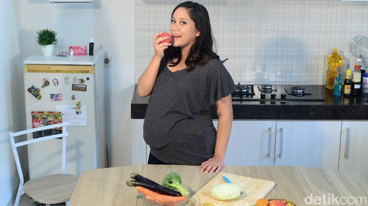 Demi si kecil, ibu hamil perlu memperhatikan asupan makanannya, nih. Eh, tapi apa ya makanan yang perlu dipantang selama hamil?