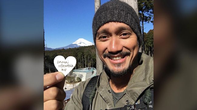 Selebriti menunjukkan dukungan melalui media sosial untuk kasus yang menimpa Tora Sudiro lewat penggunaan tagar #SayaBersamaTora dan #NoOneLeftBehind.
