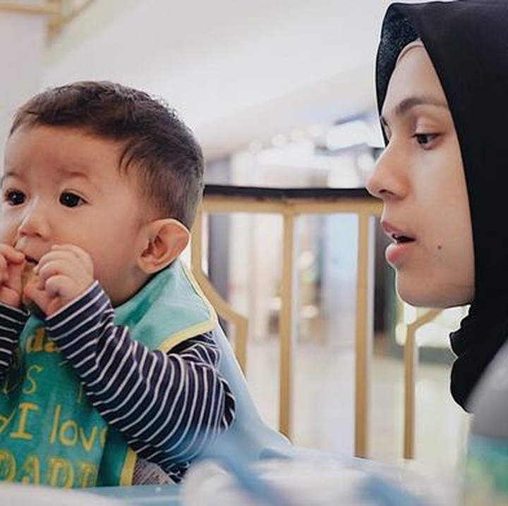 <div>Saking lahapnya makan, Adya samapi menghiraukan bunda Nycta Gina tuh. (Foto: Instagram @missncytagina)</div>