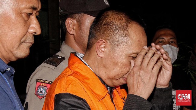 Penggeledahan dilakukan sejak pukul 15.00 WIB. Setelah penggeledahan, KPK akan memeriksa sejumlah saksi terkait kasus dana desa yang menjerat Bupati Pamekasan.