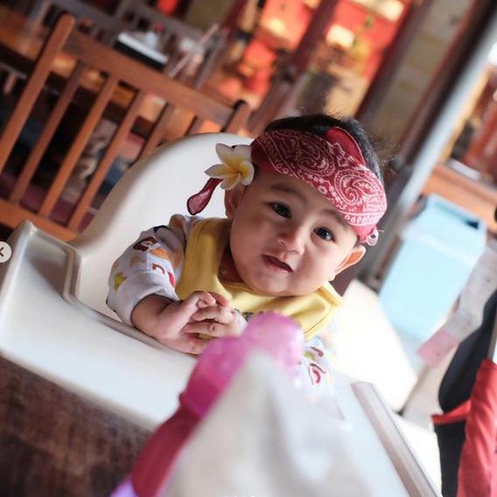 <div>Ini adalah Muhammad Bambang Arr Ray Bach, anak Meisya Siregar. Lucunya, mau makan aja pakai bunga di telinganya. Gemas! (Foto: Instagram @meisya_siregar)</div>