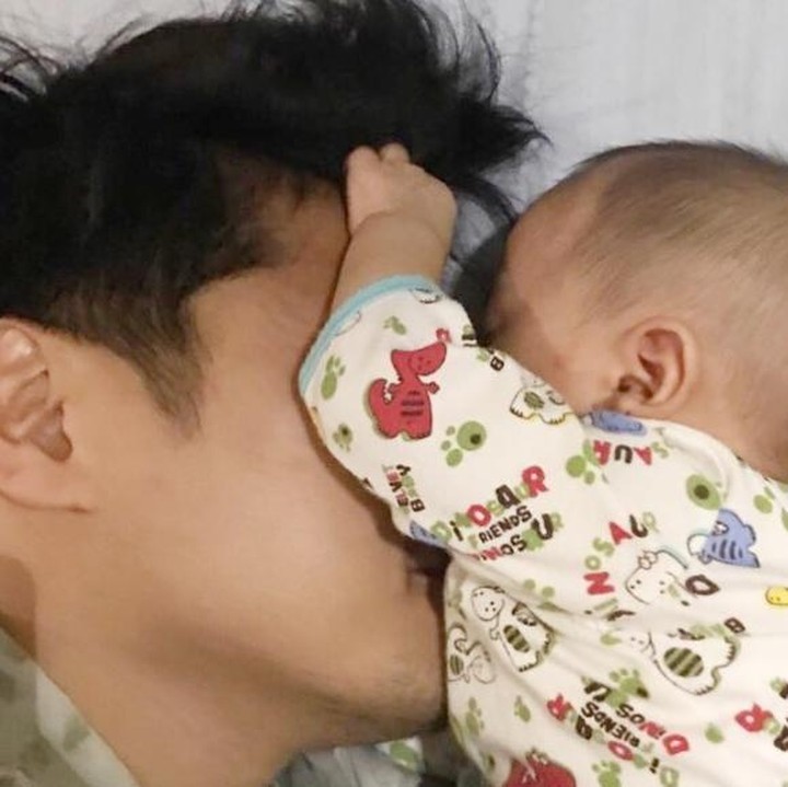<div style="color: rgb(34, 34, 34); font-family: arial, sans-serif; font-size: 12.8px;">Athala juga 'hobi' ngemut hidung ayah Arie Untung nih, Bun. (Foto: Instagram/ @ariekuntung)</div>