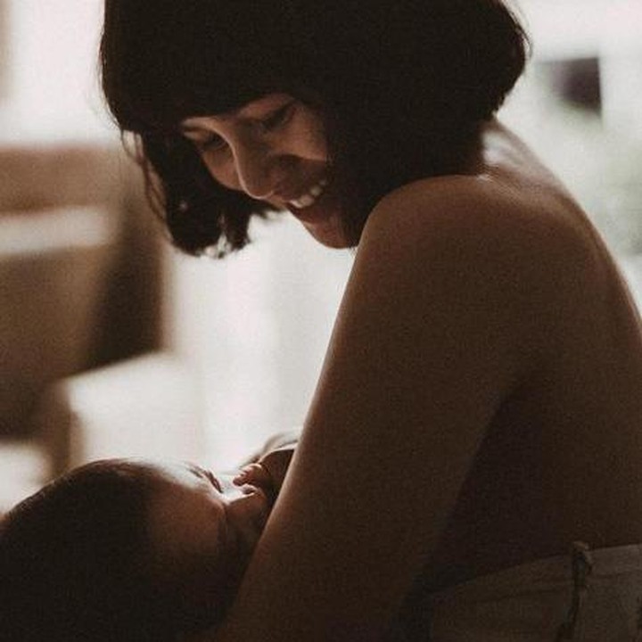 <div style="color: rgb(34, 34, 34); font-family: arial, sans-serif; font-size: 12.8px;">Andien sangat senang saat-saat menyusui anaknya. Adem ya melihatnya. (Foto: Instagram @andienaisyah)</div>