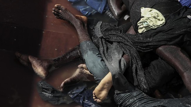 Sebuah kapal boat yang mengangkut 12 imigran terbalik di perairan Spanyol, menewaskan sedikitnya empat orang. Sejumlah penumpang lain dinyatakan hilang.