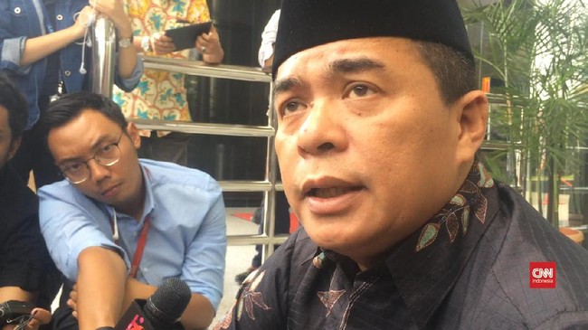 Mantan Ketua DPR Ade Komarudin menjalani operasi di RSPAD. Kerabat Ade, Viva Yoga Mulyadi menyebut Ade sudah dioperasi selama enam jam.