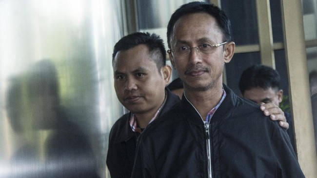 Selama Prasetyo menjabat sebagai jaksa agung, sudah lima jaksa yang dicokok KPK karena suap. Presiden Jokowi pun diminta mengevaluasi Prasetyo.