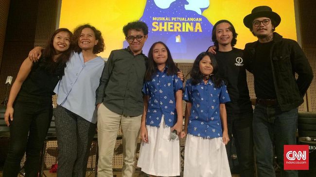 Film Petualangan Sherina yang melejit 17 tahun lalu akan kembali, kali ini dalam adaptasi di panggung teater. 