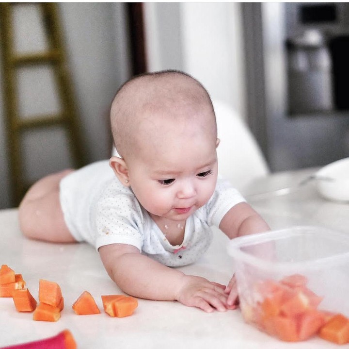 <div>Alita, putri Alice Norin, sudah enam bulan dan baru belajar makan. Bagi pepayanya dong, Alita. (Foto: Instagram @alicenorin)</div>