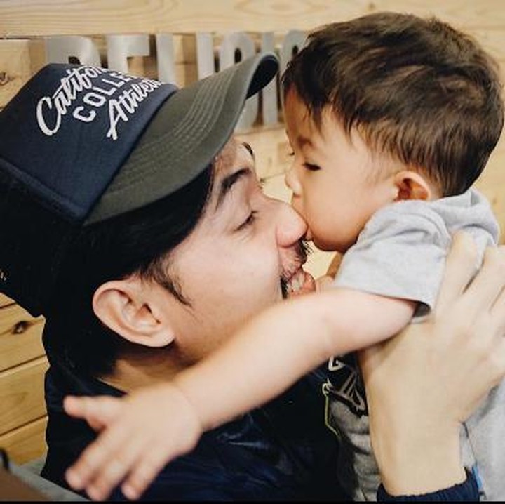 <div style="color: rgb(34, 34, 34); font-family: arial, sans-serif; font-size: 12.8px;">Si kecil Uta, anak Nycta Gina sama Rizky Kinos ini hobi banget gigitin hidung ayahnya. (Foto: Instagram/ @missnyctagina)</div>