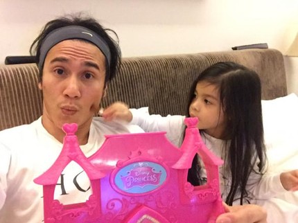 Foto: Keisengan Anak ke Ayahnya, Mana yang Paling Kocak, Bun?