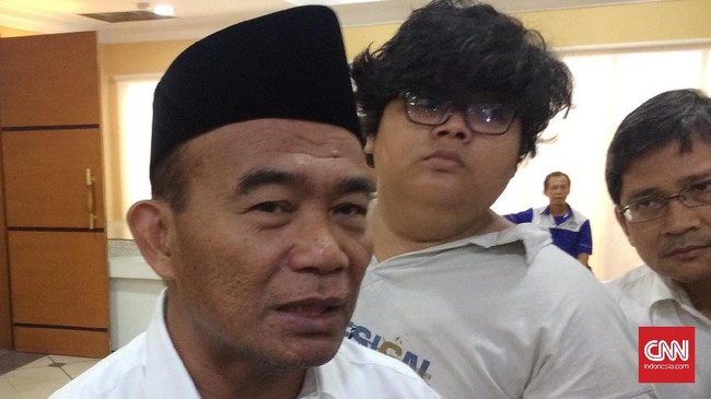 Menteri Pendidikan dan Kebudayaan Muhadjir Effendy meninjau pelaksanaan Ujian Nasional di Papua dan akan menemui guru korban penyekapan kelompok bersenjata