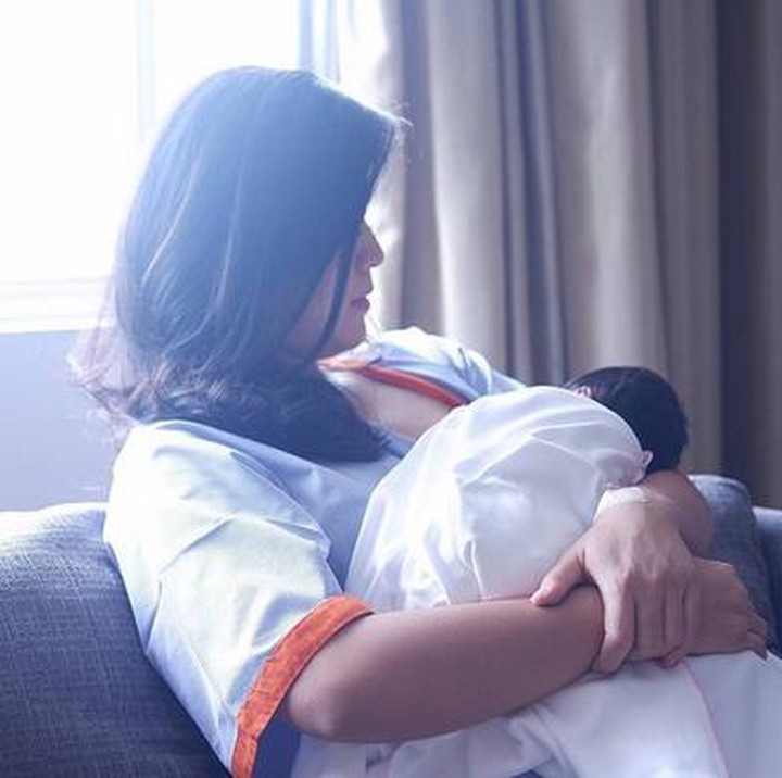 <div style="color: rgb(34, 34, 34); font-family: arial, sans-serif; font-size: 12.8px;">Kece ya pose Raya Kohandi saat sedang menyusui. (Foto: Instagram @rayakohandi244)</div>